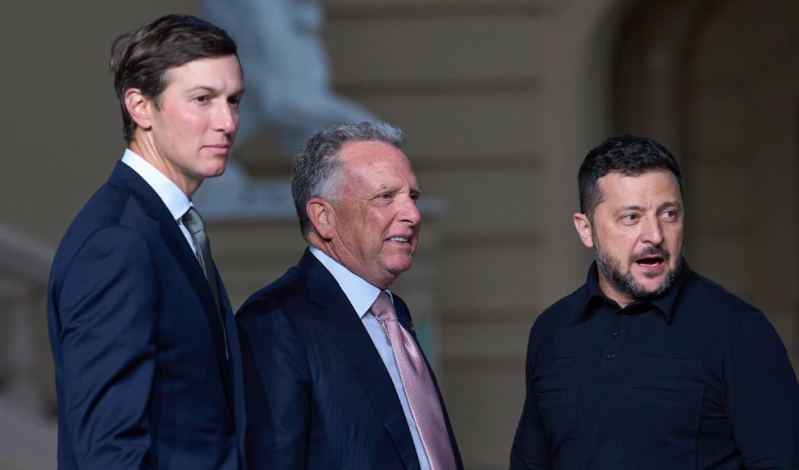 USA:s sändebud Jared Kushner och Steve Witkoff tillsammans med Ukrainas president Volodymyr Zelenskyj efter en gemensam presskonferens i Kiev på söndagen. Foto: Francisco Seco/AP/TT