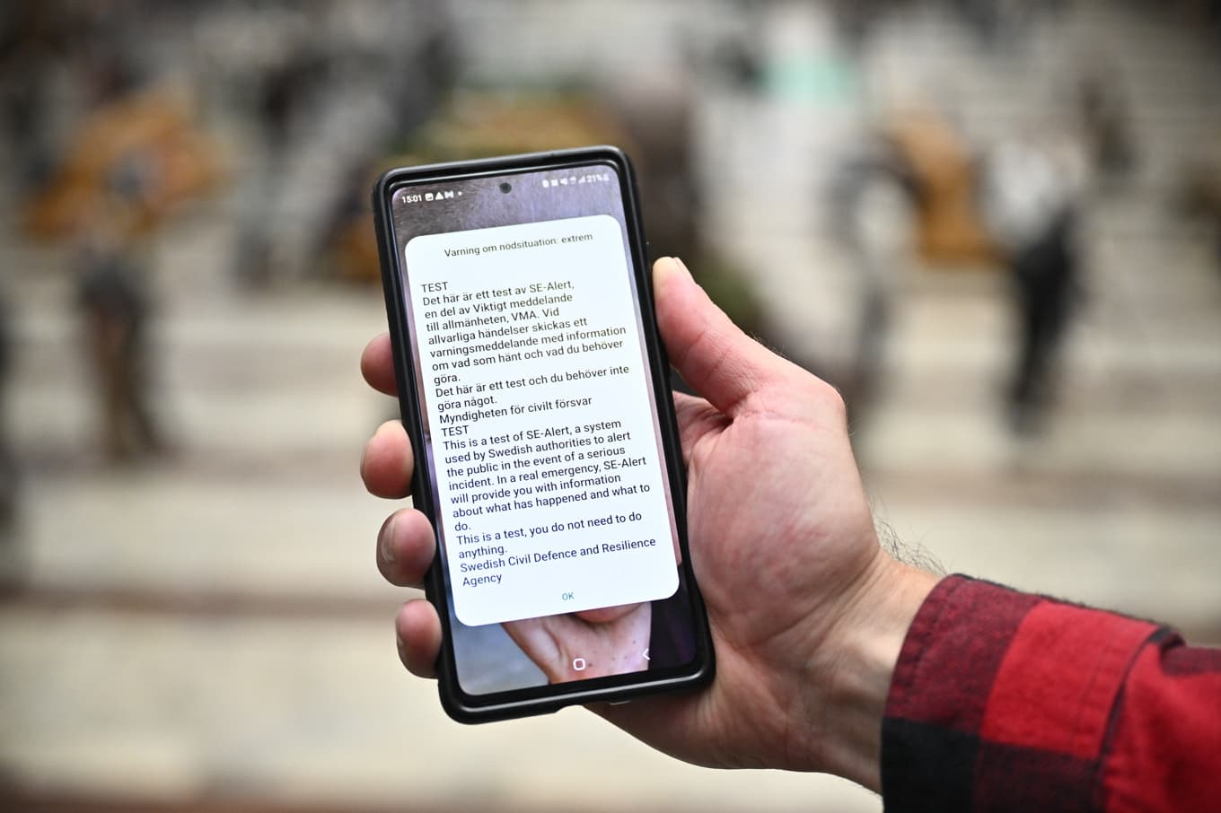 Sveriges nya larmsystem via mobiltelefon, SE-Alert testades på måndagen. Telefonen ger ifrån sig ett larm, och ett meddelande visas på skärmen. Foto: Christine Olsson/TT