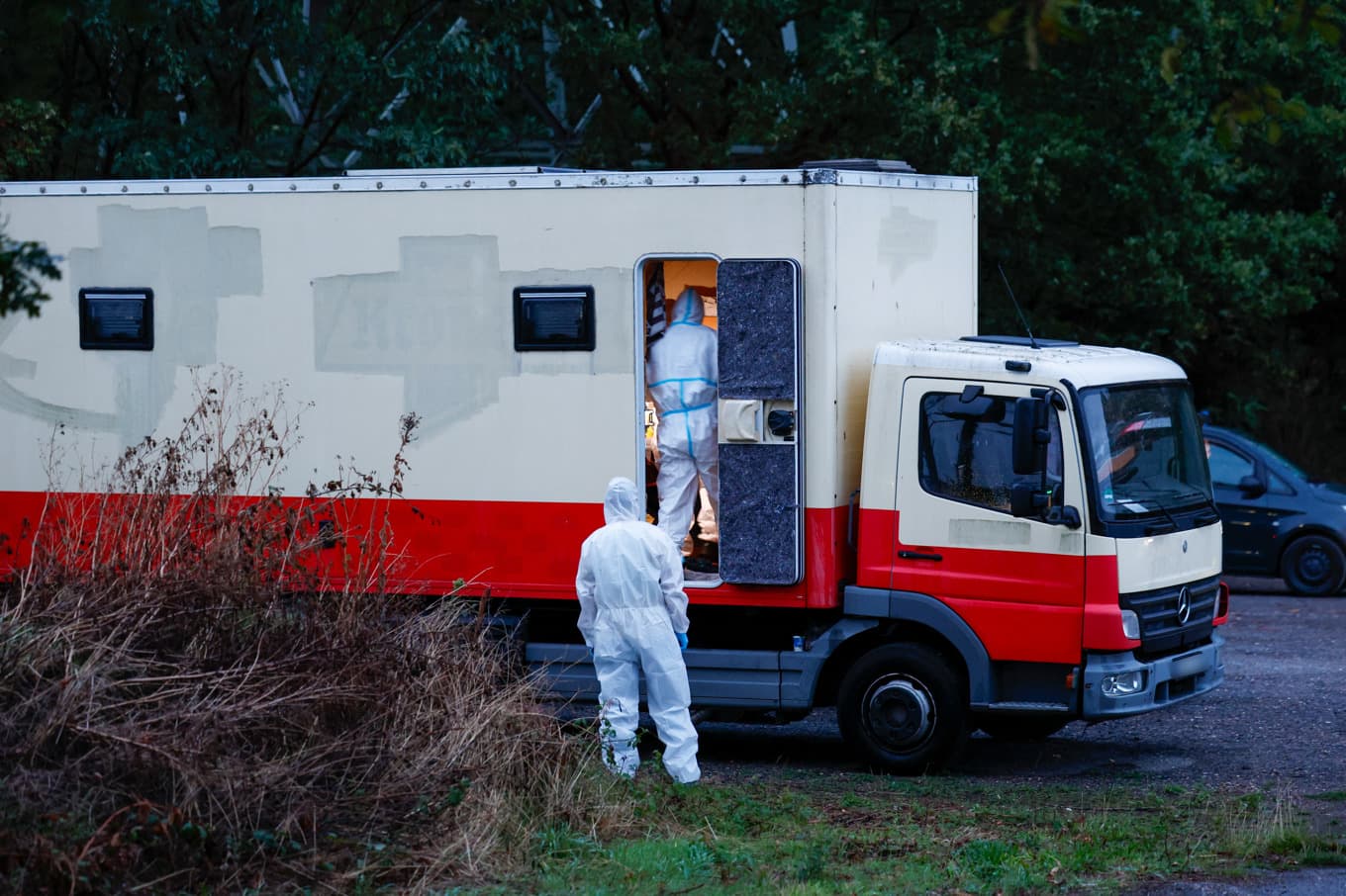 Utredare vid en lastbil i Niederzier som kopplats till den misstänkte. Bild från i fredags. Foto: Thomas Banneyer/DPA via AP/TT