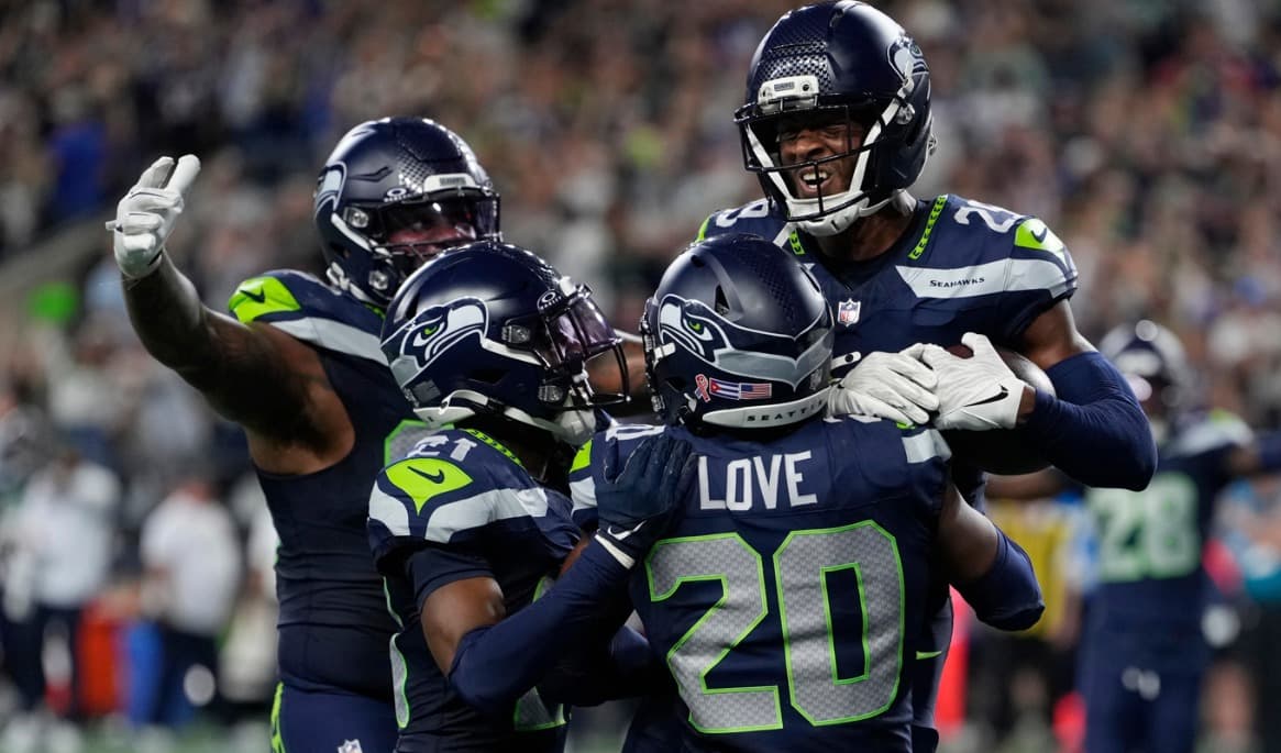 Seattle Seahawks firar. Nu återvänder NFL till svensk tv. Foto: Stephen Brashear/AP/TT