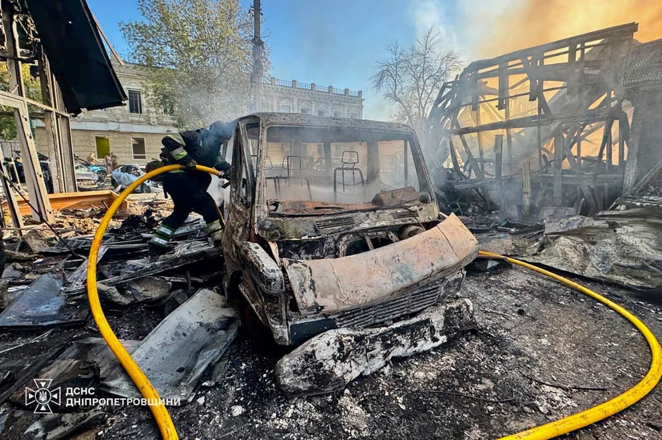 Brandmän bekämpar bränder efter dagtidsattacken i staden Pavlohrad. Foto: Ukrainas räddningstjänst/AP/TT