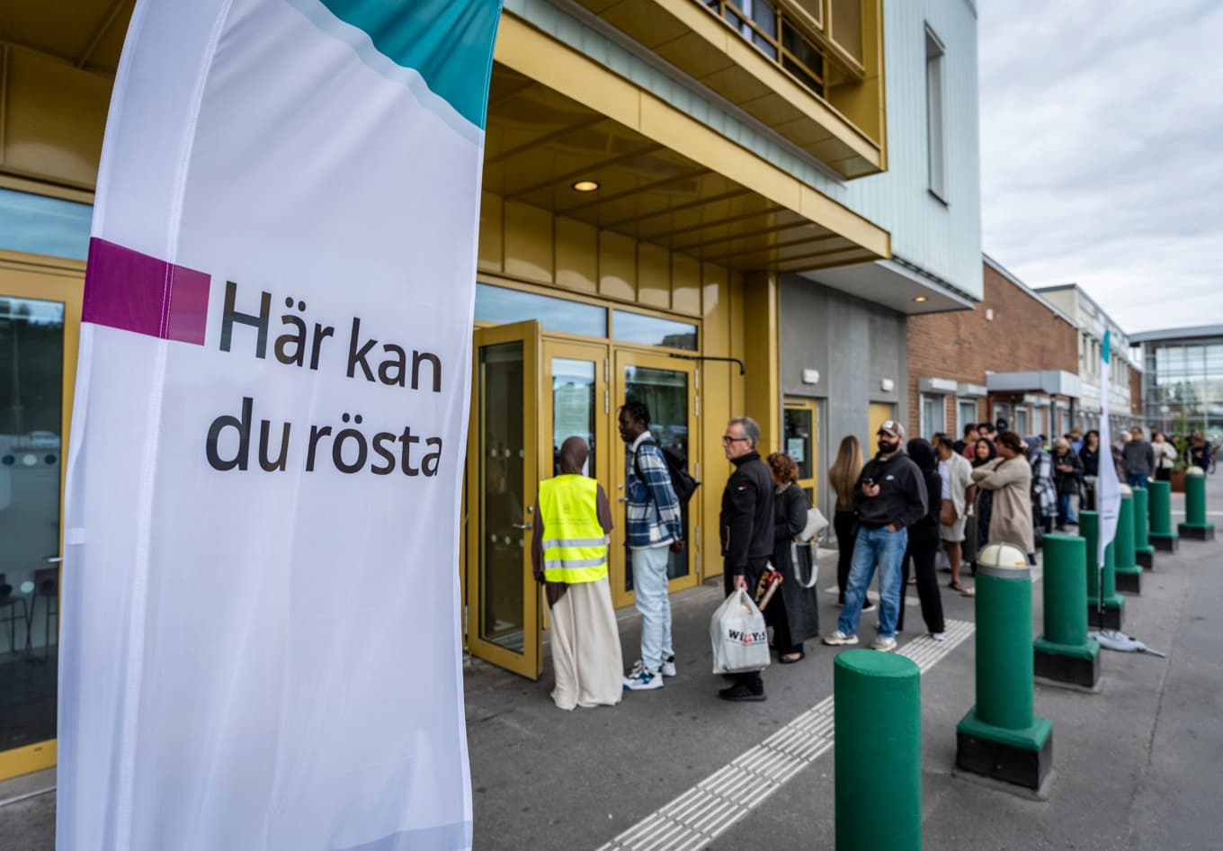 Kön har ringlat lång till många av landets lokaler för förtidsröstning. Här på Rosengårdsbiblioteket i Malmö. Foto: Johan Nilsson/TT