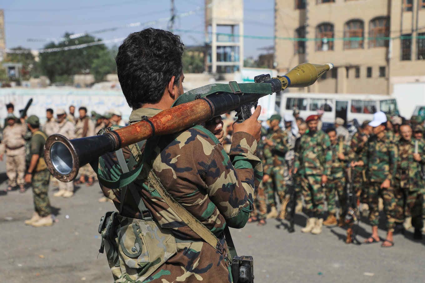 En huthi-milisman i Sanaa, Jemen, i torsdags. Foto: AP/TT