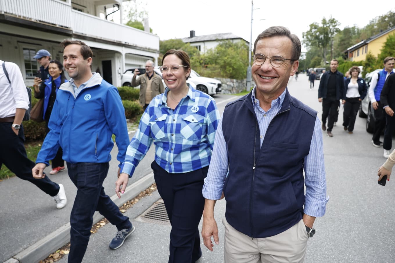 Moderaternas partiledare Ulf Kristersson (M) valspurtar i Nacka dagen innan valet tillsammans med bistånds- och utrikeshandelsminister Benjamin Dousa (M) och utrikesminister Maria Malmer Stenergard (M). Foto: Stefan Jerrevång/TT