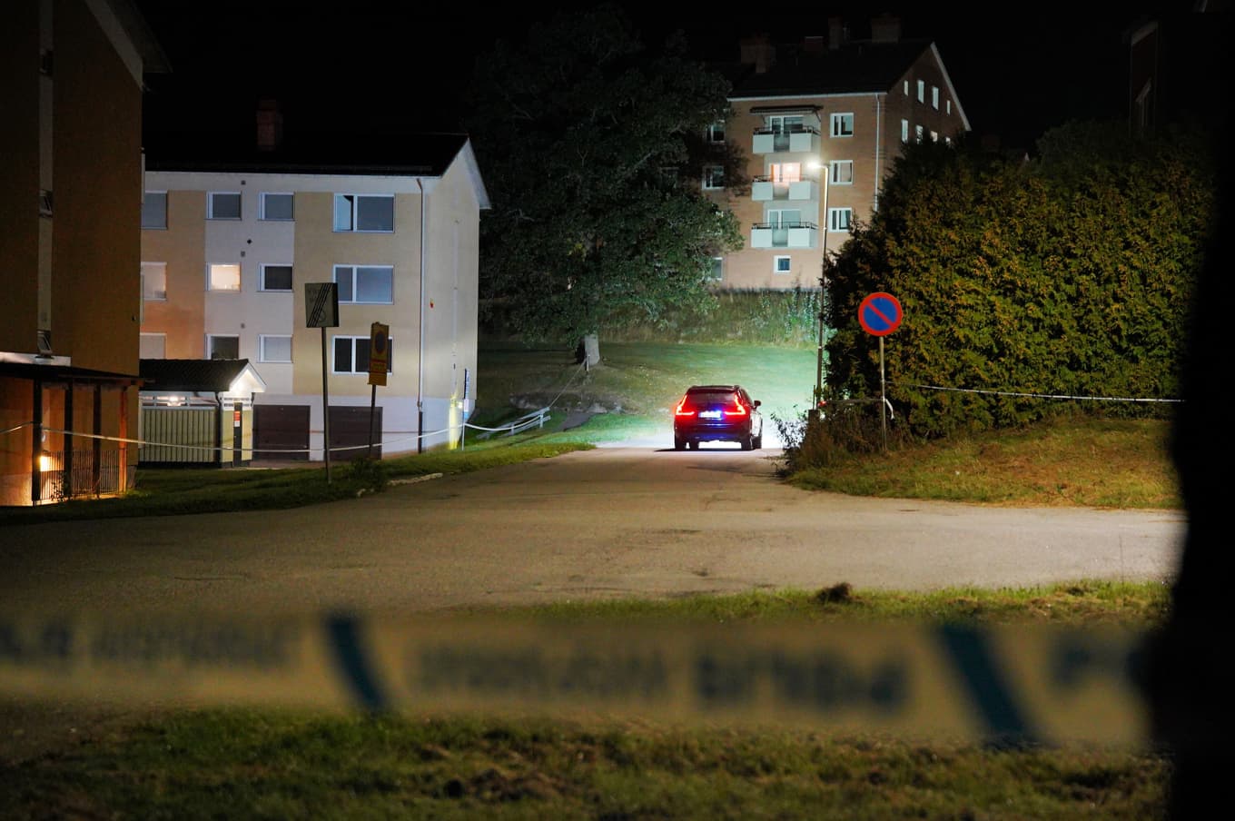 Polisen har spärrat av ett område efter skjutningen i Finspång. Foto: Niklas Luks/TT