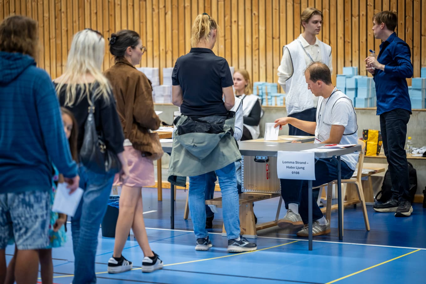 Röstningen drar ut på tiden. Bilden är tagen tidigare på valdagen. Foto: Johan Nilsson / TT