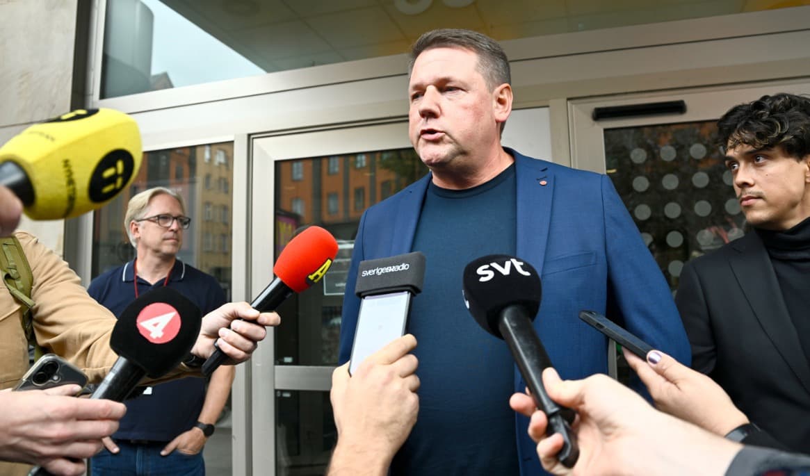 Socialdemokraternas partisekreterare Tobias Baudin möter medier på Sveavägen 68. Foto: Fredrik Sandberg/TT