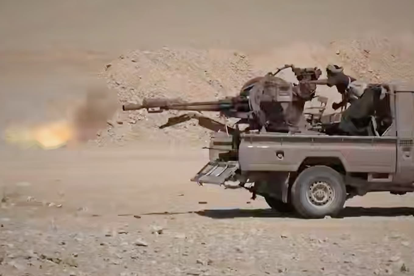 Stillbild från en video som publicerats av Huthirörelsens militära gren, och som uppges visa Huthirörelsen i strid med saudiledda styrkor. Foto: Ansar Allahs mediekontor via AP/TT