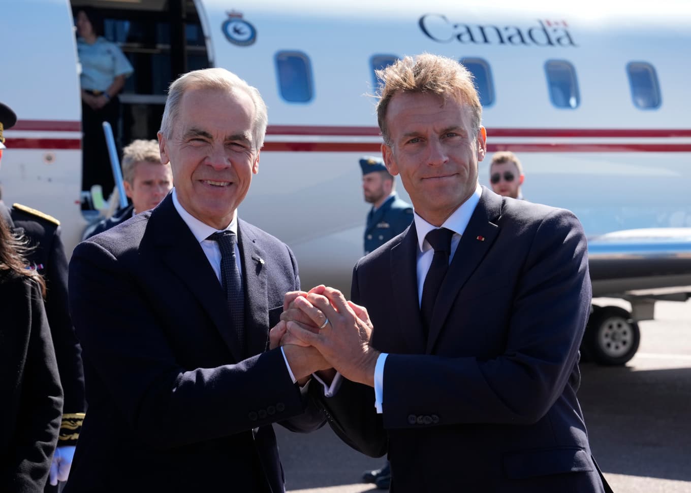 Kanadas premiärminister Mark Carney och Frankrikes president Emmanuel Macron på franskt ömöte just utanför Kanadas kust. Foto: Adrian Wyld /AP/TT