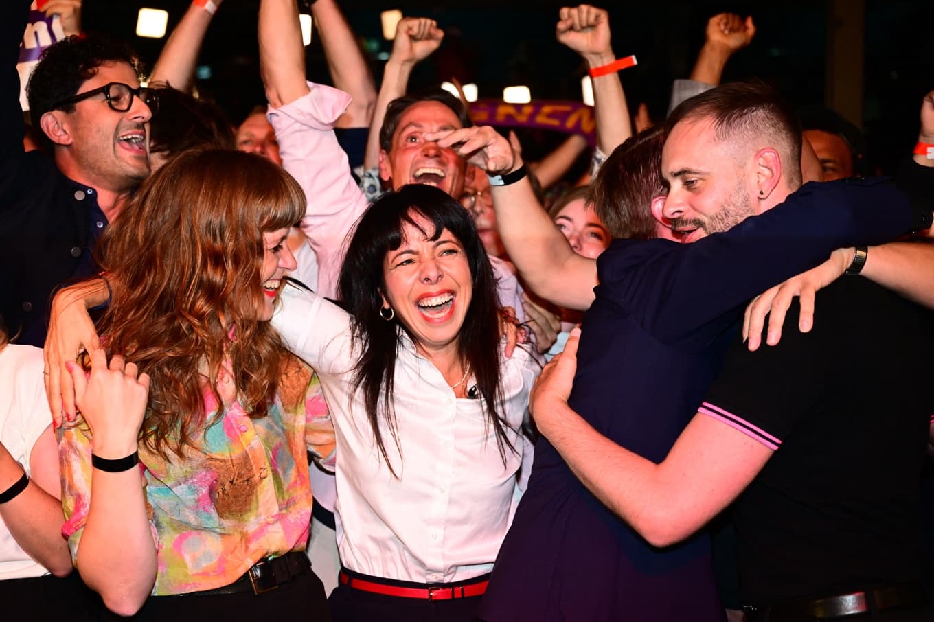 Vänsterpartiet Die Linkes representant i Berlin, Elif Eralp (i mitten) firar storseger i Berlinval. Foto: Sebastian Gollnow/AP/TT