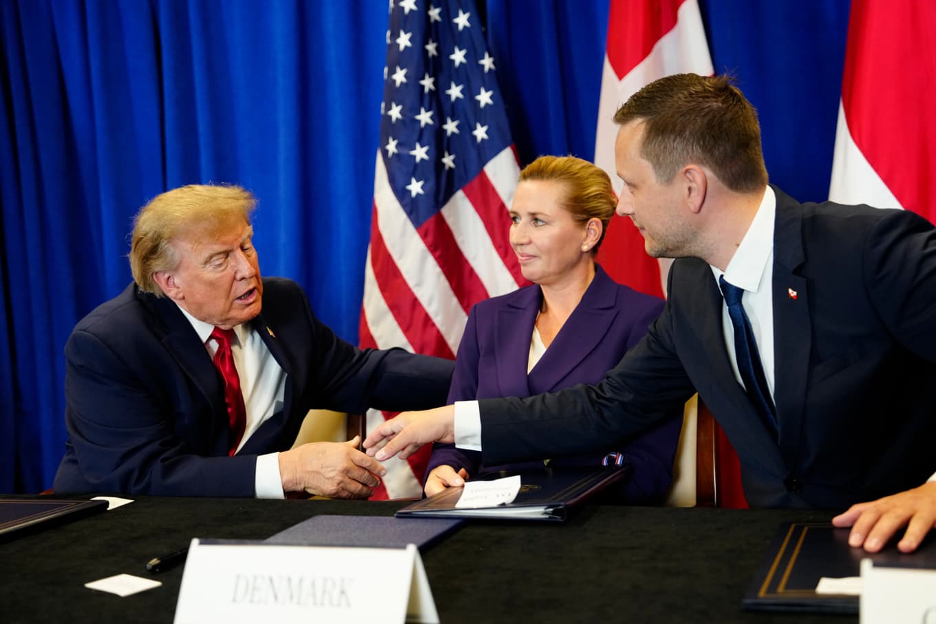USA:s president Donald Trump, Danmarks statsminister Mette Frederiksen och Grönlands regeringschef Jens-Frederik Nielsen vid ceremonin i FN-huset i New York där avtalet skrevs under. Foto: Mads Claus Rasmussen/Ritzau Scanpix/TT