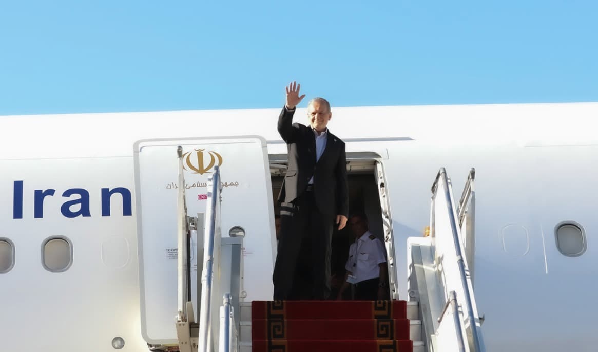 Masoud Pezeshkian vinkar inför avfärd till New York. Foto: Iranian Presidency Office/AP/TT