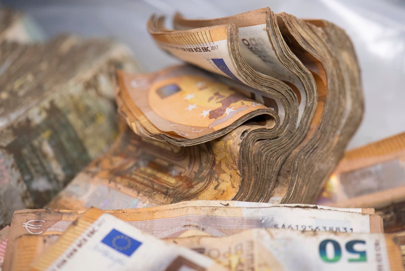 Tre miljoner euro hittades i tillslaget. Arkivbild. Foto: Boris Roessler/AP/TT