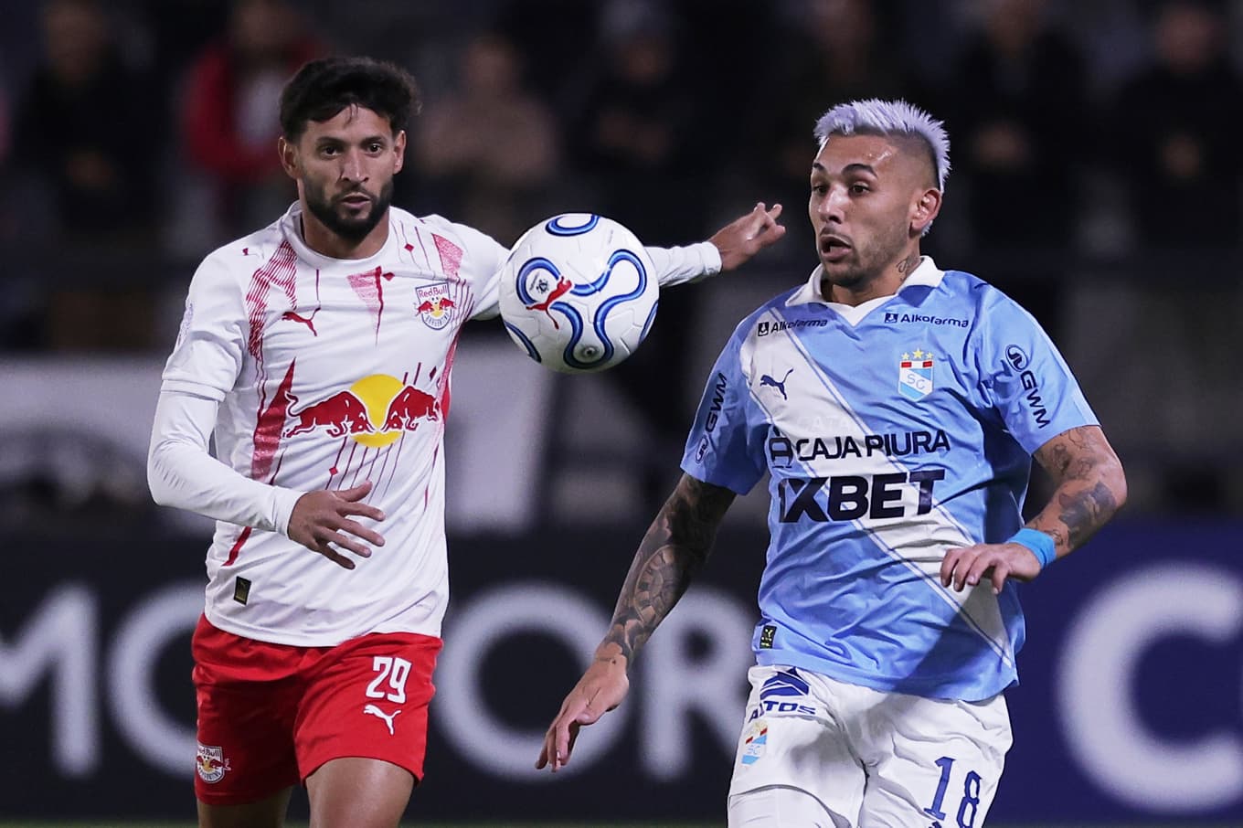 Red Bull sponsrar bland annat en rad fotbollsklubbar, exempelvis Red Bull Bragantino i Brasilien. Till vänster spelare Juninho Capixaba som spelar för Red Bull Bragantino. Arkivbild. Foto: Ettore Chiereguini /AP/TT