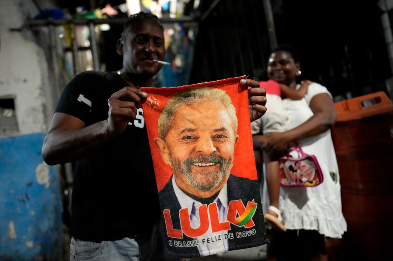 Anhängare till Brasiliens sittande president Luiz Inácio Lula da Silva i Salvador i delstaten Bahia i slutet av augusti. Lula hoppas på en fjärde mandatperiod som landets ledare när Brasilien går till val den 4 oktober. Foto: Eraldo Peres/AP/TT