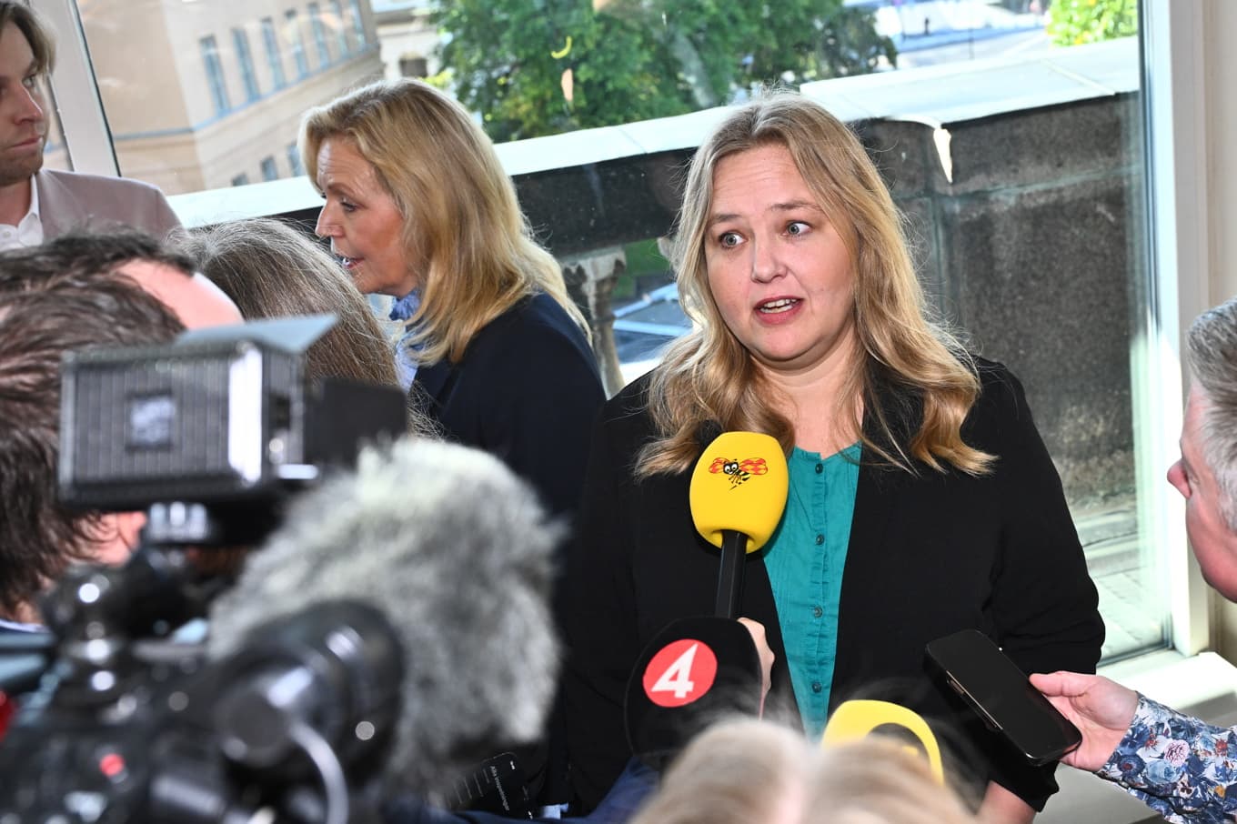 Vänsterpartiets Ida Gabrielsson på väg in i plenisalen inför upprop och talmansomröstning. Foto: Claudio Bresciani/TT