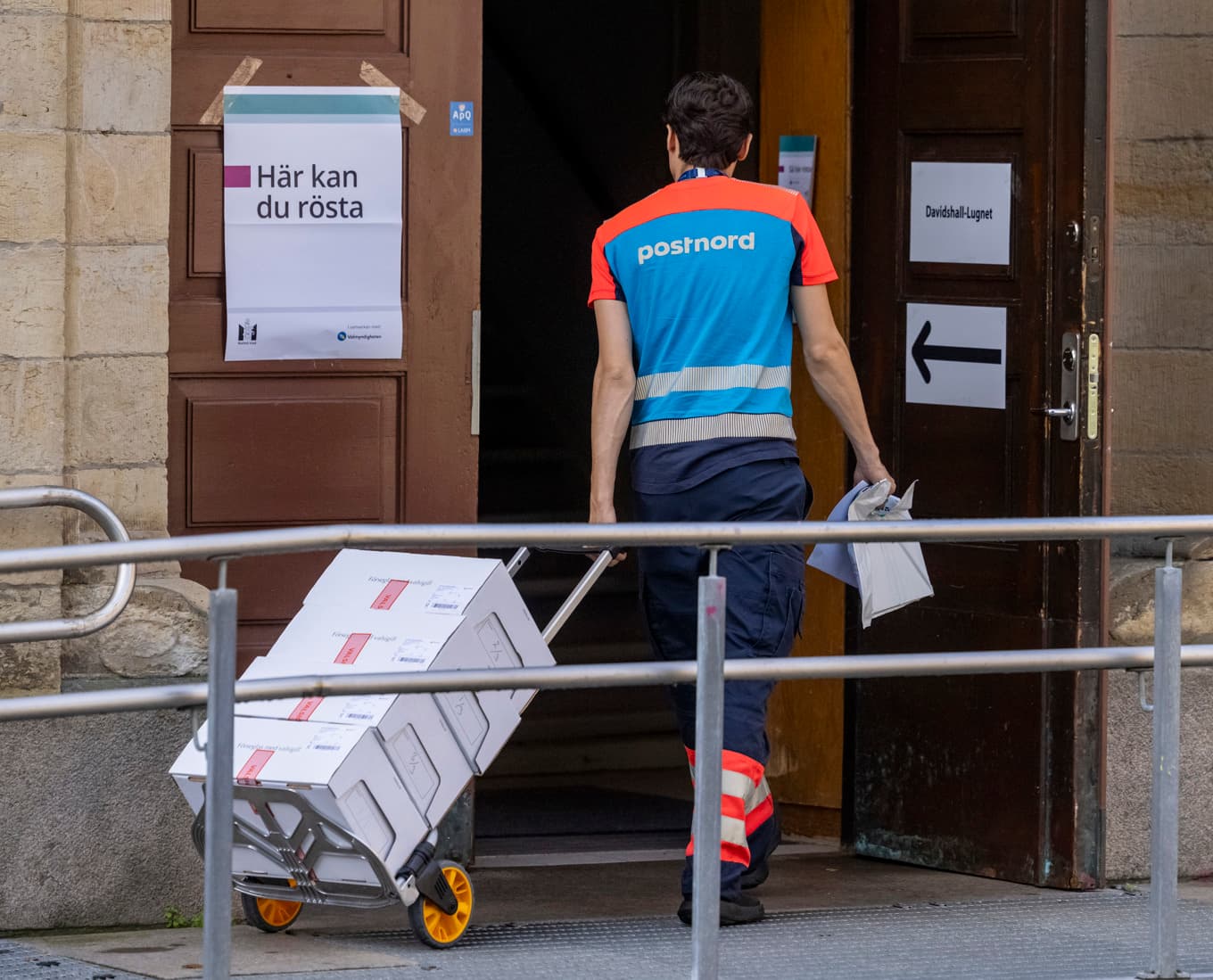 PostNord levererar lådor med förtidsröster till en av vallokalerna på S:t Petri skola i centrala Malmö på valdagen den 13:e september 2026. Foto: Johan Nilsson/TT