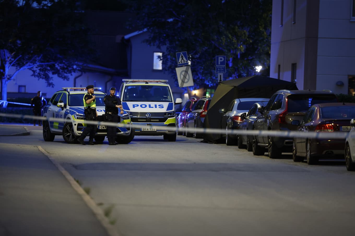 Polis på plats efter dödsskjutningen i somras. Foto: Stefan Jerrevång/TT