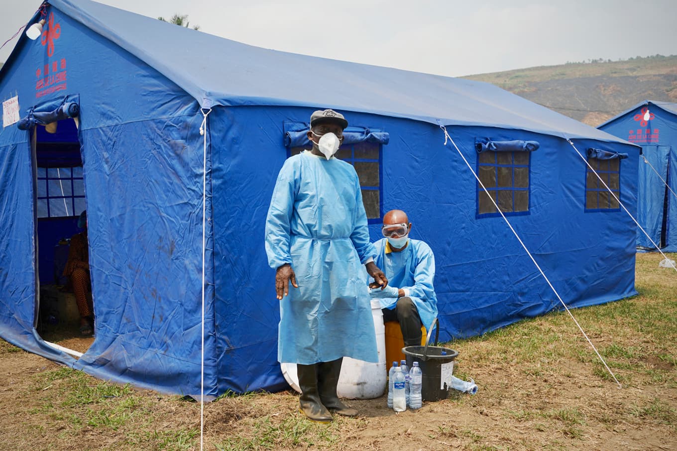 Personal gör sig redo att des- inficera en båt i hamnen i Bende-Bende i Kongo. Många människor reser längs Kongofloden. Foto: Sophie Douce/AFP via Getty Images