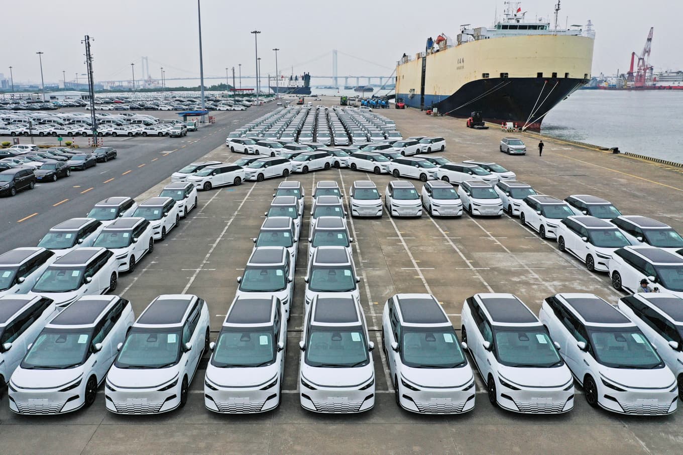 X9-modeller från den kinesiska elbilstillverkaren XPeng väntar på att lastas på ett fartyg i hamnen i Guangzhou. De billiga kinesiska elfordonen har blivit en verklig stötesten i handelsrelationerna mellan EU och Kina. Foto: Pedro Pardo/AFP via Getty Images