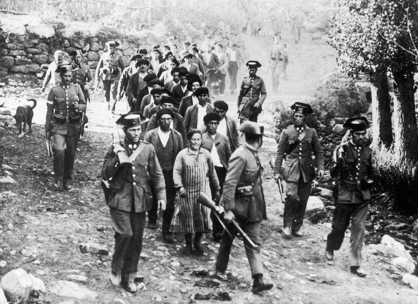 Arbetare som deltog i Asturienrevolutionen 1934 ses här omringade av Guardias Civiles i Brañosera. Foto: Wikimedia Commons