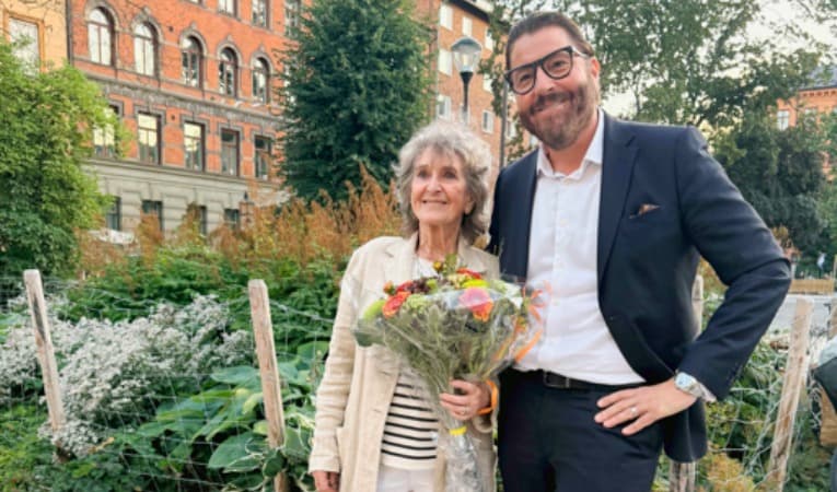 Siw Malmkvist, som fyller 90 år i december, tillsammans med Anton Strand, ordförande i Stiftelsen Cornelis Vreeswijks minne. Foto: PR & Beyond