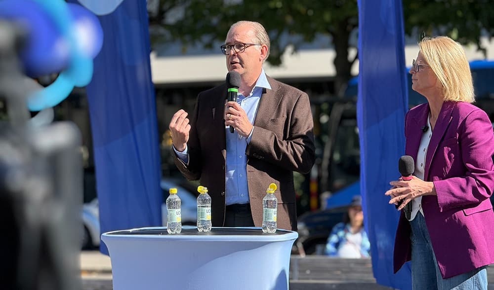 Den tidigare finansministern Anders Borg (M) gjorde ett bejublat inhopp i valrörelsen. Den nuvarande finansministern Elisabeth Svantesson (M) var glad över att se sin företrädare tala. Foto: Staffan Erfors