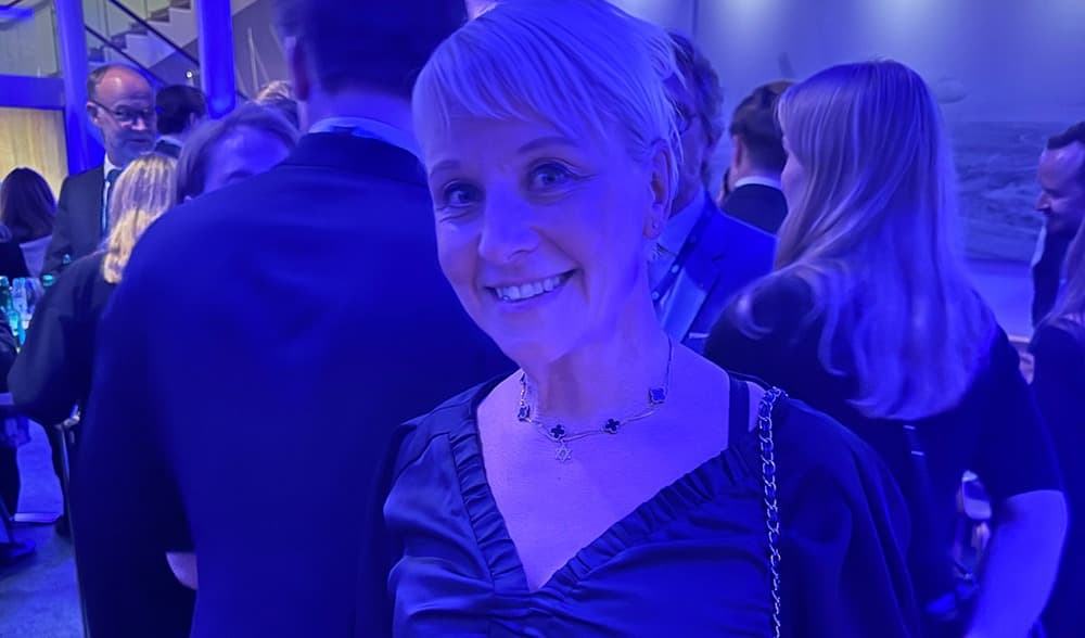 Socialtjänstminister Anna Tenje jublar. Valet är hysteriskt jämt och det kan bli en blågul seger. Foto: Staffan Erfors