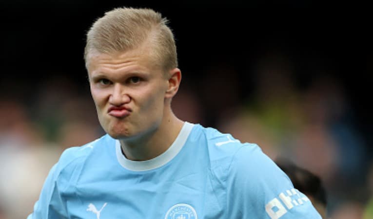 Vad händer nu då? Norrmannen Erling Haaland har anledning att se bekymrad ut sedan Manchester City dömts för 114 brott mot Premier Leagues regelverk. Foto: Richard Sellers/Allstar / Contributor