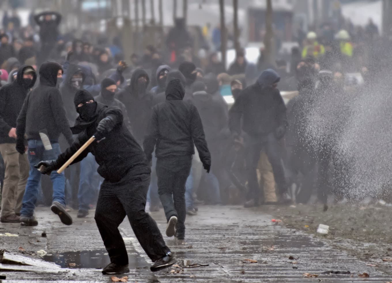 Då dagens vänstersympatisörer tenderar att beskriva allt de inte gillar som ”fascism” anser vissa av dem att politiskt våld är försvarbart, då de ser fascism som det högsta onda. Foto: Robert Michael/Getty Images