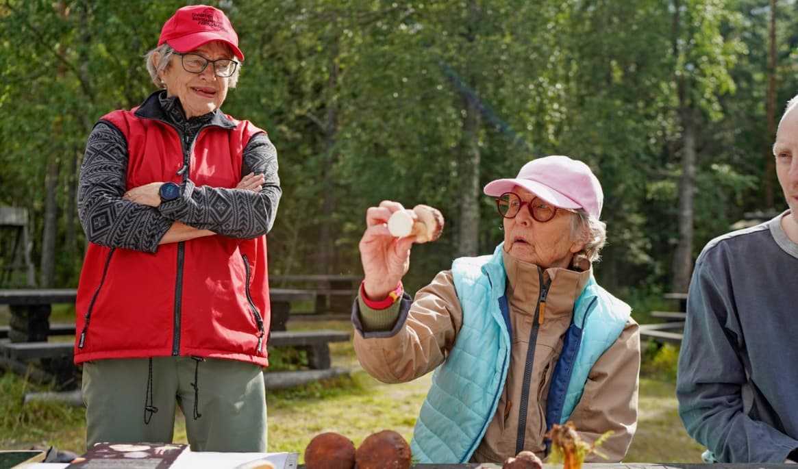 Svampkonsulenterna Elisabeth Bååth och Anitha Lundberg lär ut om både matsvampar och andra intressanta fynd. Foto: Eva Sagerfors