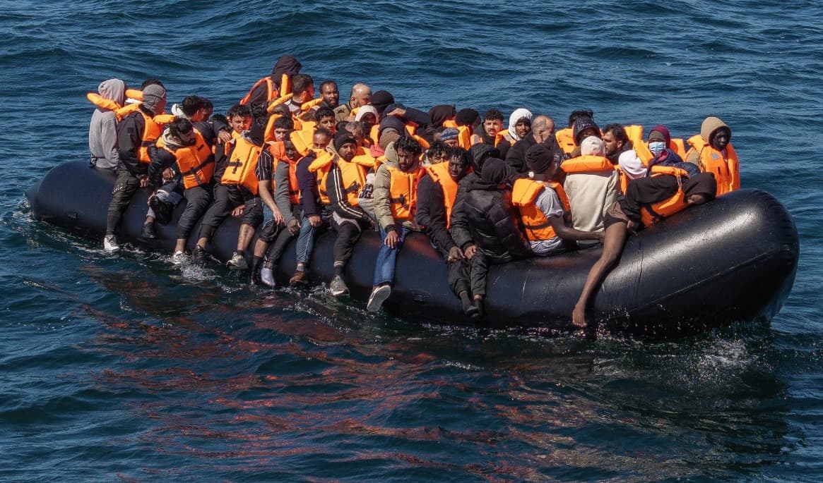 En grupp migranter i Dover i Storbritannien efter att ha korsat Engelska kanalen från norra Frankrike den 27 april. Foto: Dan Kitwood/Getty Images