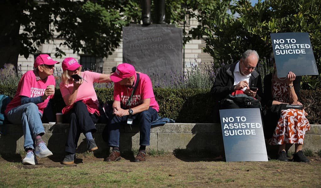 Demonstranter för och emot förslaget om dödshjälp sitter utanför det brittiska parlamentet dem 11 september. Att parlamentet nu röstade nej innebär att frågan inte kan tas upp igen under innevarande parlamentssession. Foto: Alishia Abodunde/Getty Images