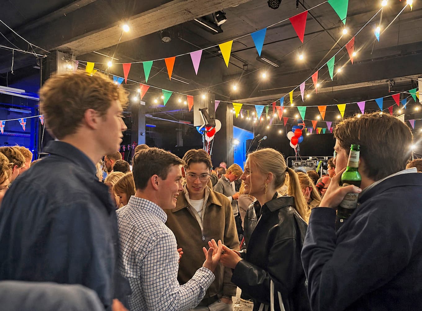 Nej-kampanjens valvaka i Reykjavik på valnatten den 29 augusti. Unga islänningar tycks mestadels ha röstat nej till återupptagna förhandlingar. Foto: Etienne Fauchaire