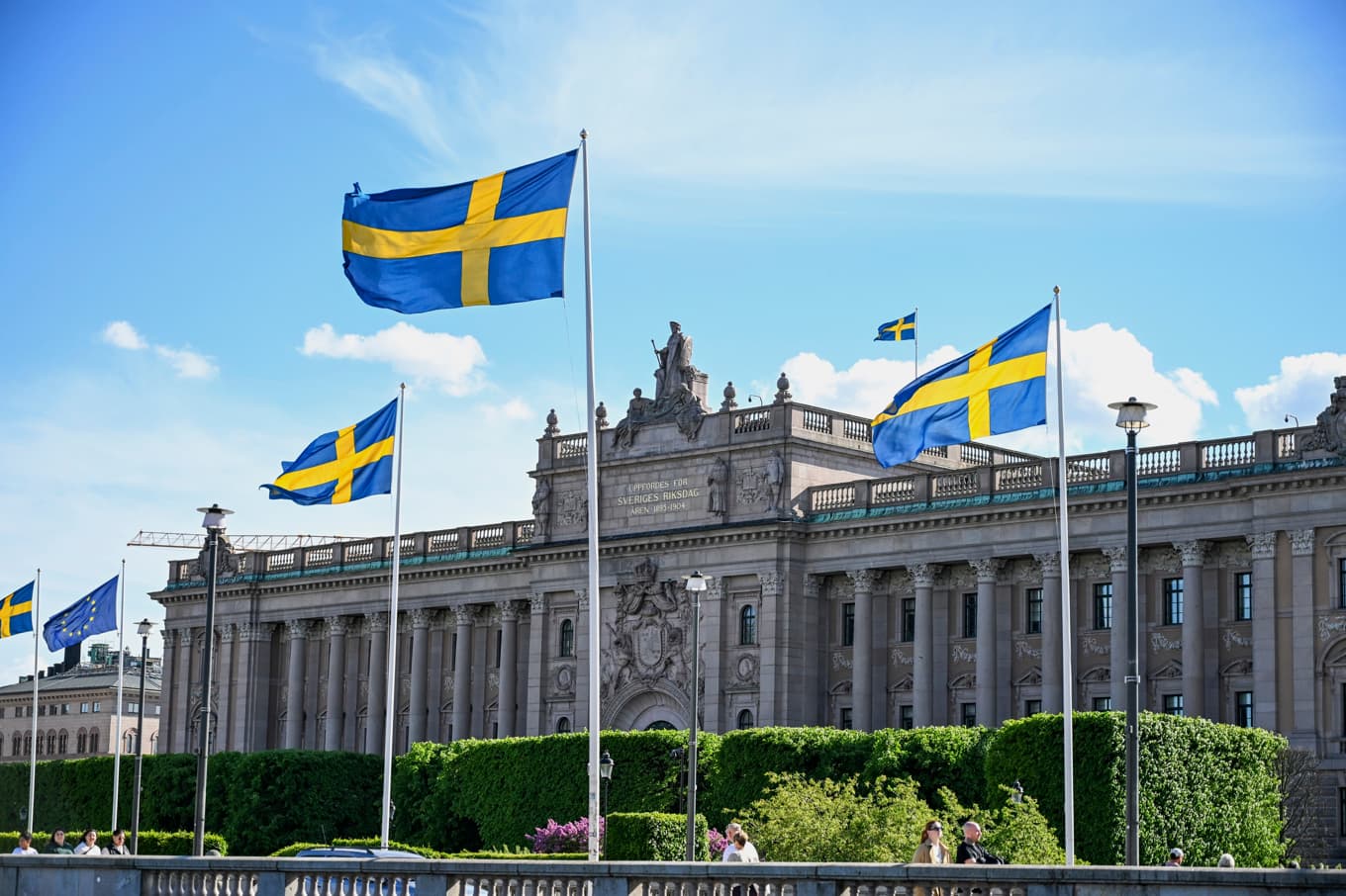 Den svenska myndighetsfloran har inslag av anonyma små verksamheter, men också riktigt stora ”drakar”. Foto: Shutterstock