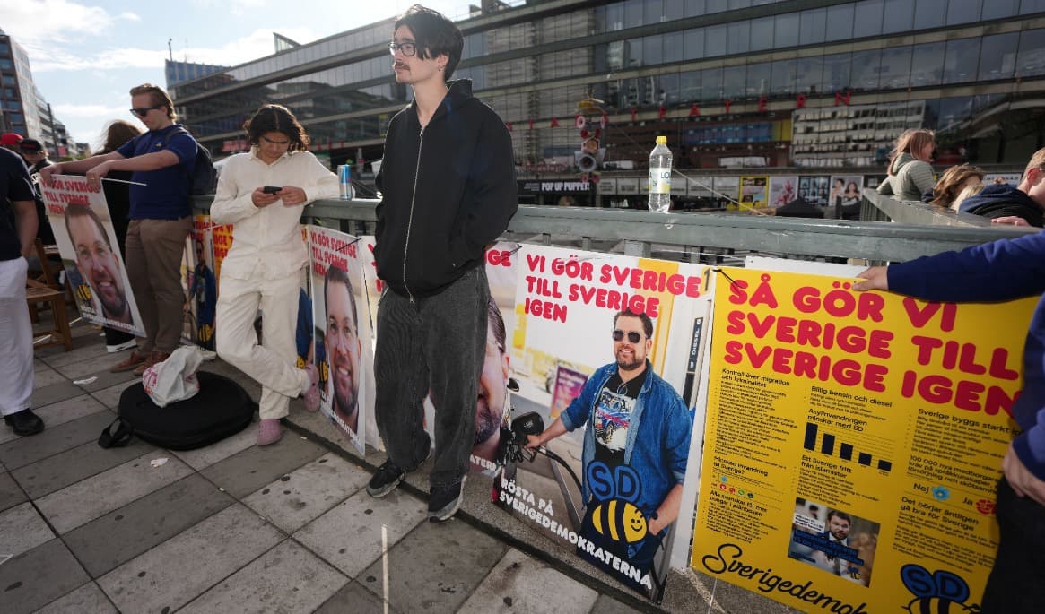SD-affischer sätts upp på Sergels torg i Stockholm. Foto: Magnus Lejhall/TT