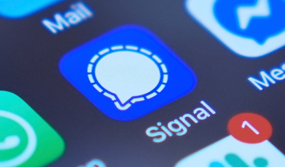 Åklagarsidans bevisning i Göteborgs tingsrätt bygger till stor del på chattloggar från den krypterade plattformen Signal. Enligt åtalet har appen fungerat som en digital marknadsplats för våldsuppdrag och narkotikahandel. Foto: Kiichiro Sato/AP/TT