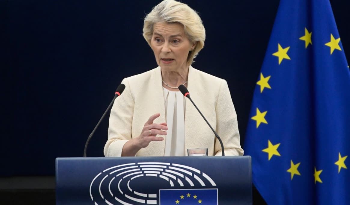 EU-kommissionens ordförande Ursula von der Leyen håller sitt årliga tal om läget i unionen inför EU-parlamentet i Strasbourg. Foto: Pascal Bastien/AP/TT