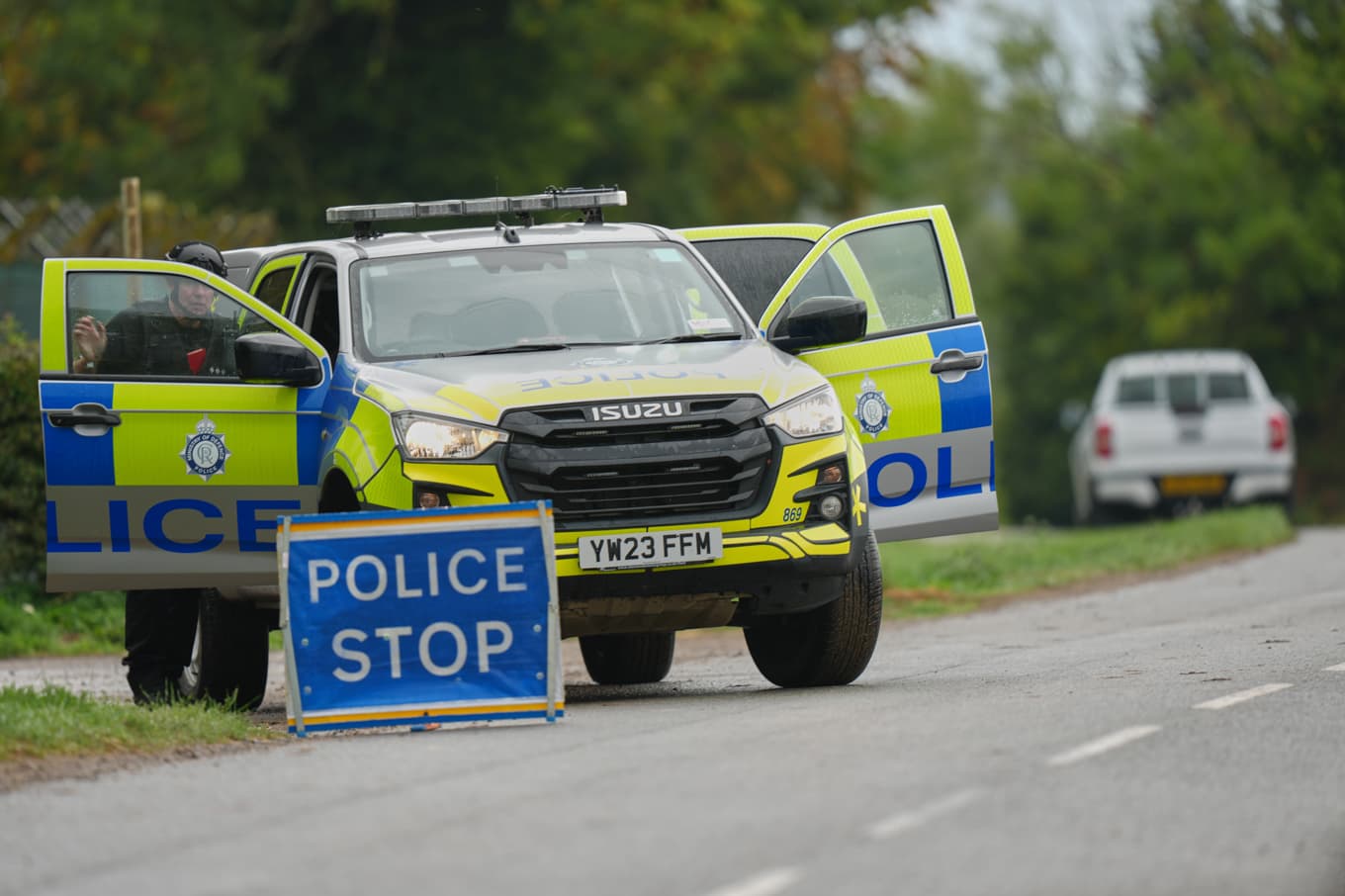 Polis på plats vid vägen till flygbasen RAF Fairford i söndags. Foto: Alastair Grant /AP/TT