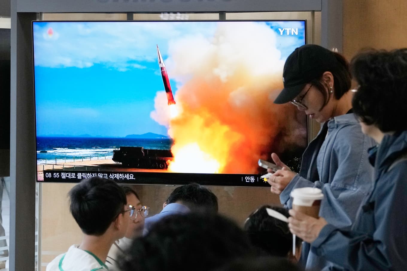 Sydkoreanska tv-bilder visar avfyrningen av roboten. Foto: Ahn Young-joon/AP/TT