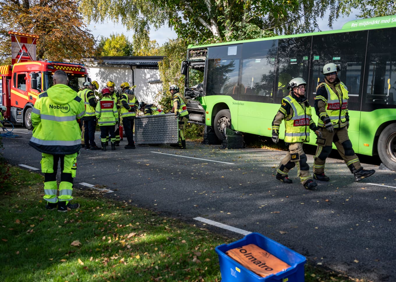 En buss i linjetrafik krockade med ett träd på Kristinebergsvägen i Oxie i Malmö. Foto: Johan Nilsson/TT