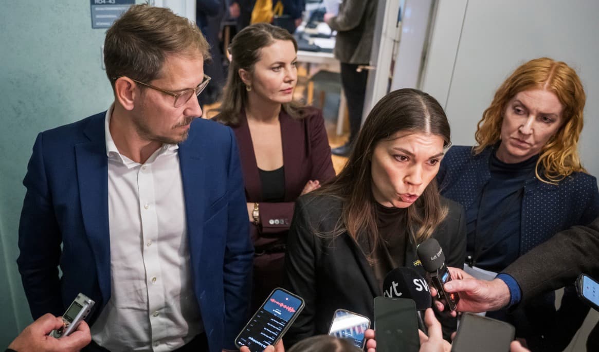 Niels Paarup-Petersen (C), Ida Karkiainen (S), Annika Hirvonen (MP) och Jennifer Merelaid Hankins (V) efter ett möte i socialförsäkringsutskottet i riksdagen. Foto: Martin Pahlmblad/TT