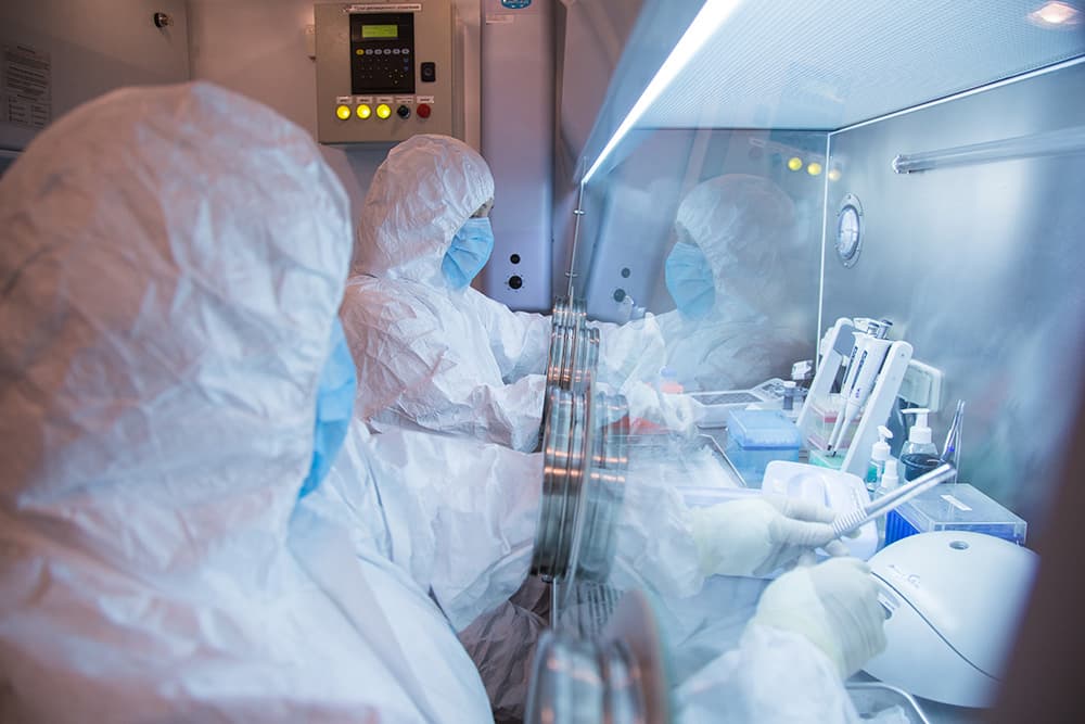 En odaterad bild släppt 2019 visar laboratoriearbetare vid det aktuella institutet i Irkutsk i ryska Sibirien. Foto: Irkutsk forskningsinstitut mot pest via AP/TT