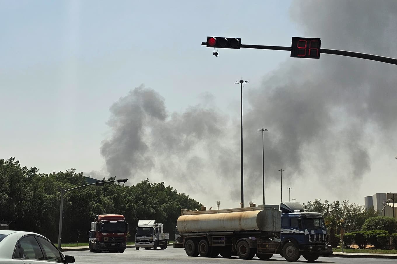 Huthirörelsen har återkommande attackerat mål i Saudiarabiens huvudstad Riyad. Bilden är från en attack i lördags. Foto: STR via AP/TT