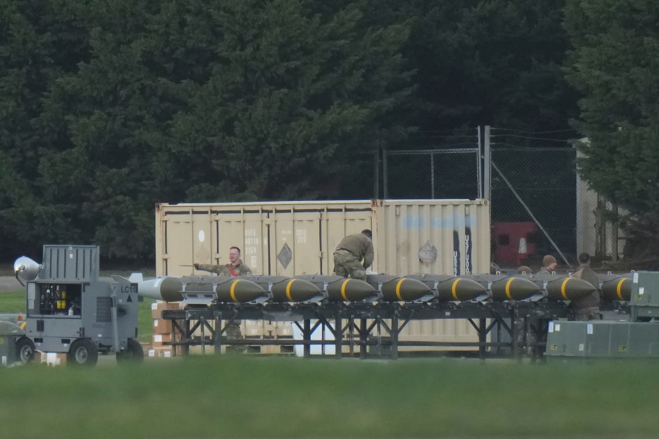 Militär verksamhet vid basen RAF Fairford i England, där även USA:s militär har verksamhet. Gripandet skedde vid en annan bas, RAF Molesworth. Foto: Alastair Grant/AP/TT