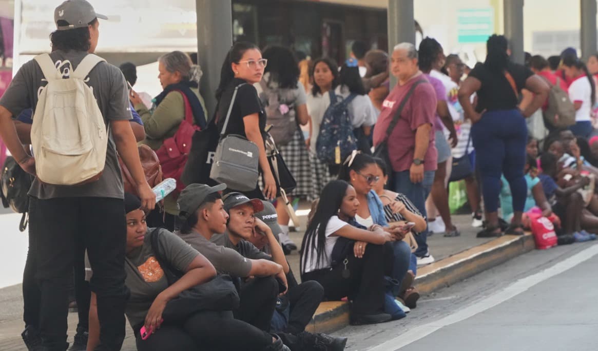 Människor samlades på en gata utanför en galleria i huvudstaden Panama City efter skalv på fredagskvällen svensk tid. Foto: Aris Mariota/AP/TT