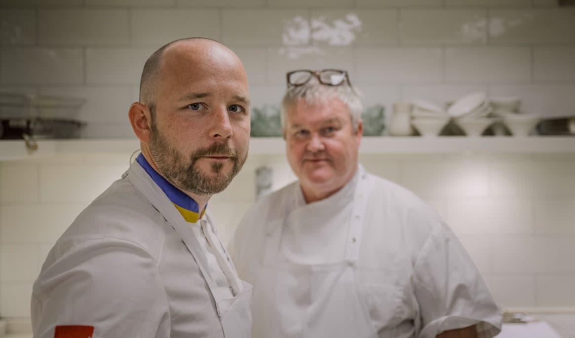Ludwig Tjörnemo, som tävlar i Bocuse d'Or i januari och hans mentor, stjärnkocken Mathias Dahlgren. Foto: Martin Pahlmblad/TT