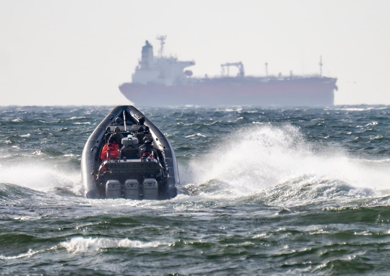Svenska polisens nationella insatsstyrka och Kustbevakningen på väg ut till det bordade tankfartyget Sea Owl 1 utanför Trelleborg. Bilden togs i mitten av mars i år. Foto: Johan Nilsson/TT