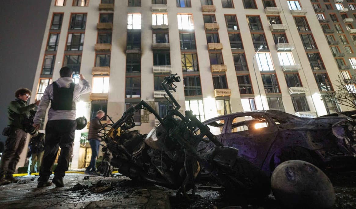 En utbränd bil och en förstörd motorcykel i Kiev efter en rysk attack under sen måndag. Foto: Evgeniy Maloletka/AP/TT