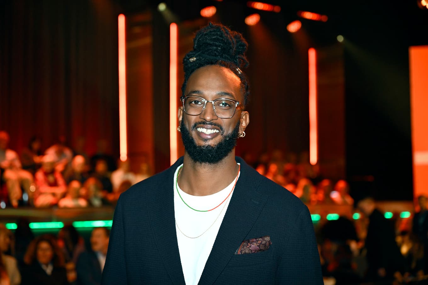 Komikern Ahmed Berhan är programledare för ”The challenge”, som nu skjuts upp på grund av ett tekniskt haveri. Arkivbild. Foto: Jessica Gow/TT